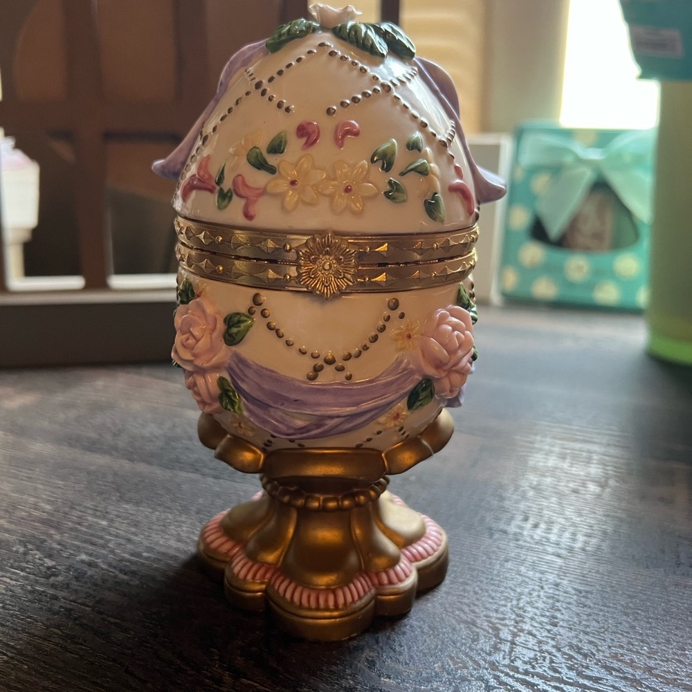Hinged Ceramic Trinket Box/Egg With Gold Tone Base F/s